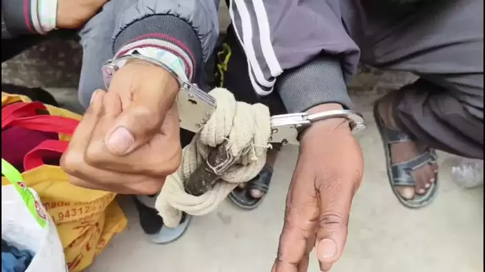 बिहार में ‘DSP’ ने लूटा था छड़ से भरा ट्रक, 13.5 टन माल की 5 लाख में हुई थी डील