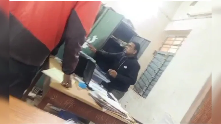 तहसील ऑफिस का रीडर ले रहा है रिश्वत ! Video Viral होते ही मचा हड़कंप