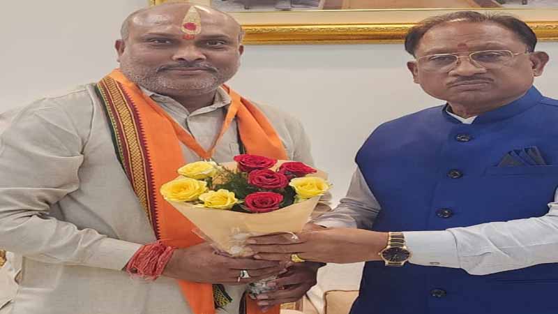 छत्तीसगढ़ शासन 1 वर्ष पूर्ण होने पर दुर्ग ग्रामीण विधायक ललित चंद्राकर ने मुख्यमंत्री श्री विष्णु देव जी को बधाई प्रेषित की