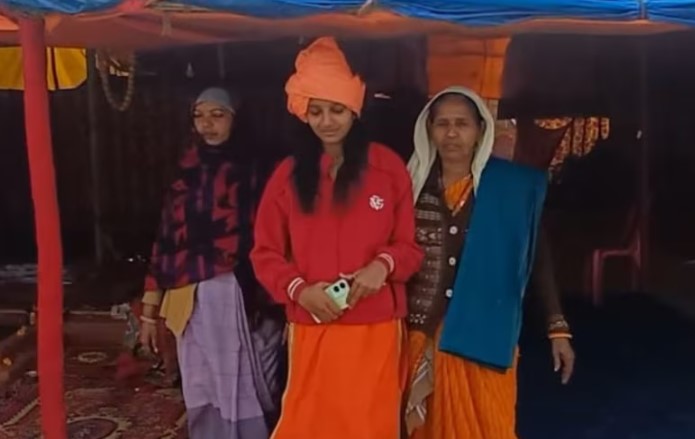 13 साल की राखी महाकुंभ घूमने आई और साध्वी बनने की जिद कर बैठी, मां-पिता ने भी उसे अखाड़े को कर दिया दान