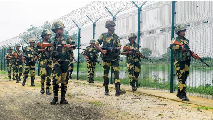 खतरनाक हथियार लेकर भारत में घुसपैठ कर रहे थे बांग्लादेशी, बीएसएफ की महिला कांस्टेबल ने पकड़ा और फिर…