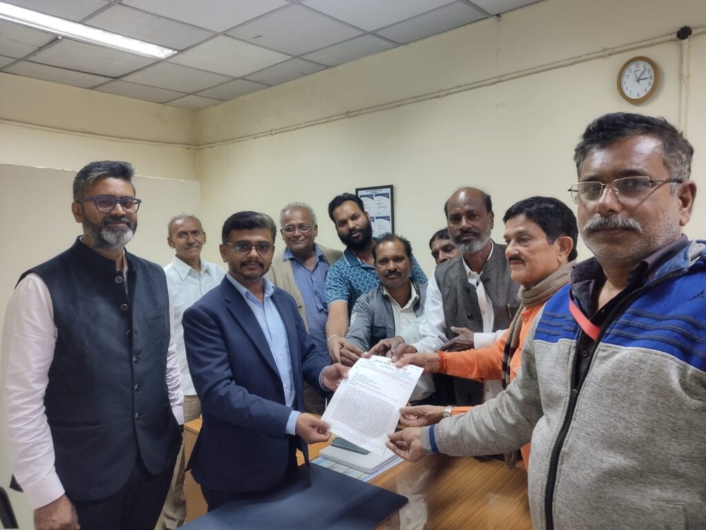 भिलाई श्रमिक सभा ने 39 माह के लंबित एरियर्स और कई लोगों के प्रमोशन को रोकने पर रोष व्यक्त कर मंडल महाप्रबंधक को सौंपा पत्र