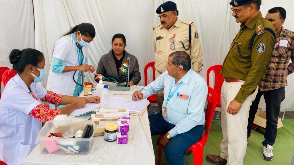 सडक सुरक्षा माह के छठवें दिन स्पर्श हास्पिटल की टीम द्वारा वाहन चालको का निःशुल्क स्वास्थ्य परीक्षण किया गया