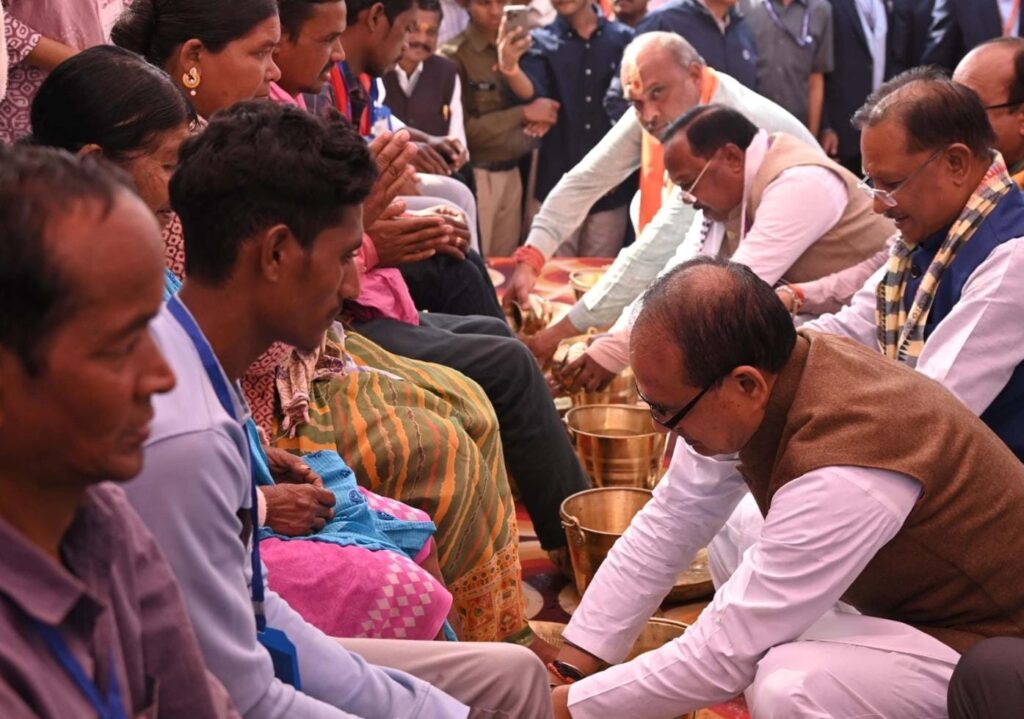 आवास योजना के लाभार्थियों का पांव पखार कर केंद्रीय मंत्री श्री शिवराज चौहान और मुख्यमंत्री श्री विष्णु देव साय ने किया अभिनंदन