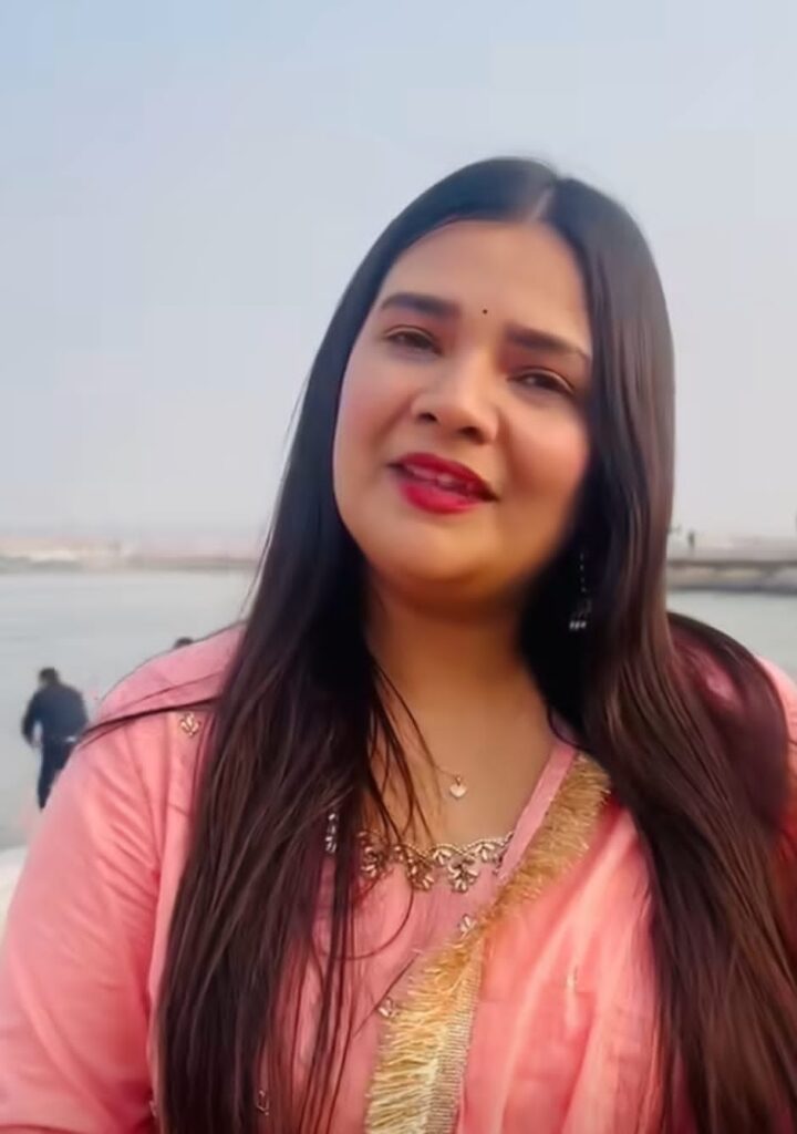 महाकुम्भ में पहुंची राम आएंगे फेम गायिका स्वाति मिश्रा