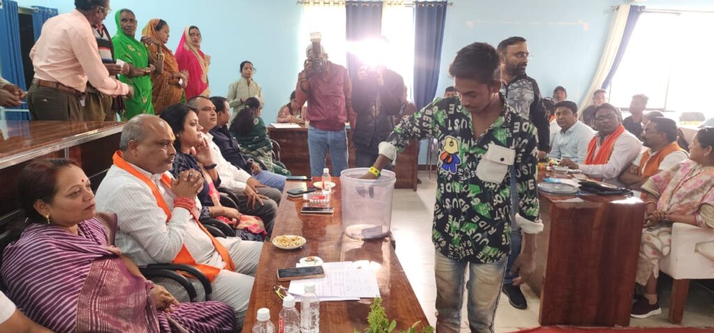 प्रधानमंत्री आवास योजना (शहरी) मोर मकान मोर आस के तहत आवास आवंटन कार्यक्रम में सम्मिलित हुए दुर्ग ग्रामीण विधायक ललित चंद्राकर