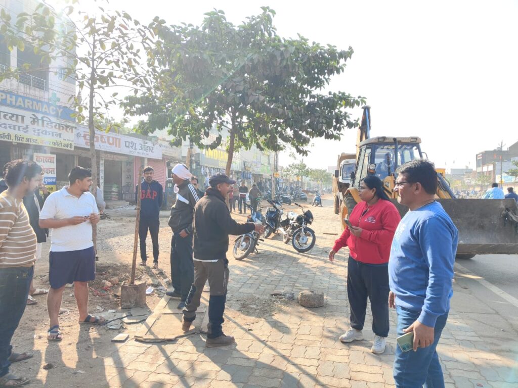 सुपेला संडे बाजार में सड़क पर बैठे विक्रेताओं पर हुई कार्रवाई