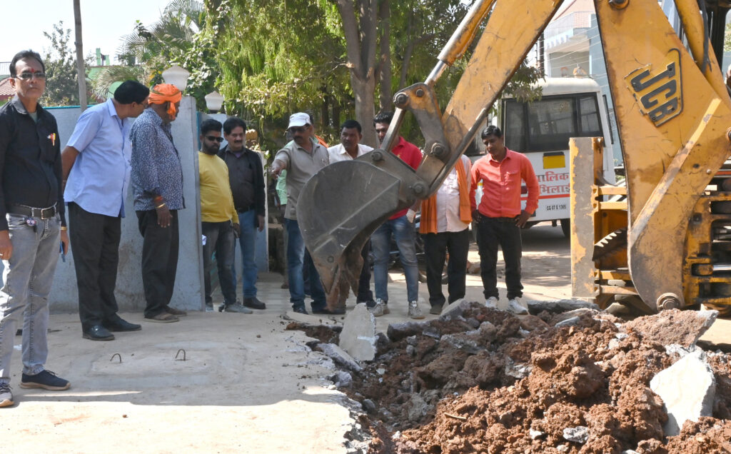 कुरूद लोहिया रोड़ पर हो रहे अवैध अतिक्रमण पर निगम की टीम ने की बेदखली कार्यवाही