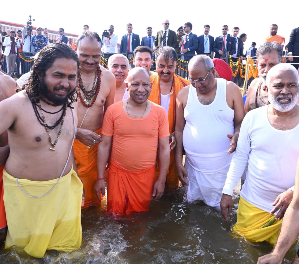 सीएम योगी ने मंत्रियों संग संगम में खूब लगाई डुबकी
