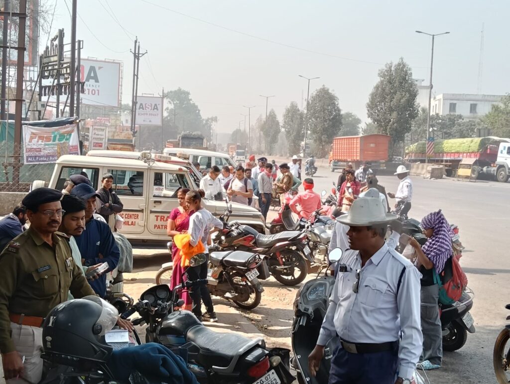 यातायात पुलिस दुर्ग द्वारा यातायात जागरूकता कार्यक्रम के साथ बिना हेलमेट दो पहिया वाहन चालन पर की गई सख्ती
