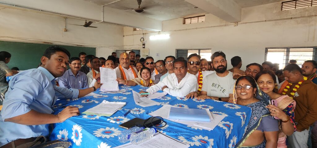 उतई नगर पंचायत अध्यक्ष  व पार्षद के नामांकन दाखिला में पहुंचे दुर्ग ग्रामीण विधायक ललित चंद्राकर