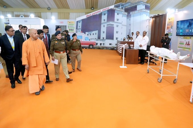 सीएम योगी ने प्रयागराज दौरे पर पुलिस गैलरी का भी किया निरीक्षण,की पुलिस के जवानों के अदम्य साहस की प्रशंसा