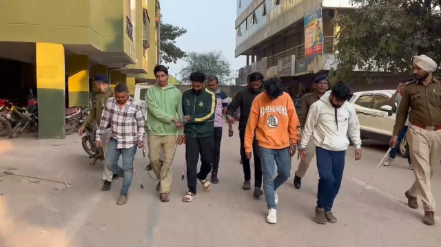 भिलाई में शराबी युवकों ने गार्ड को कार से उड़ाया:10 फीट उछलकर दूर जा गिरा गार्ड, हालत गंभीर