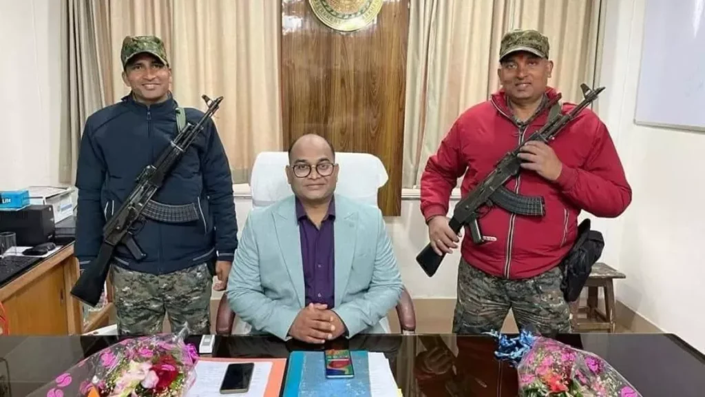 पत्नी को जलाकर मारने का आरोप, कागज पर फरार पूर्व SDM का विभाग में पहुंचा छुट्टी का आवेदन