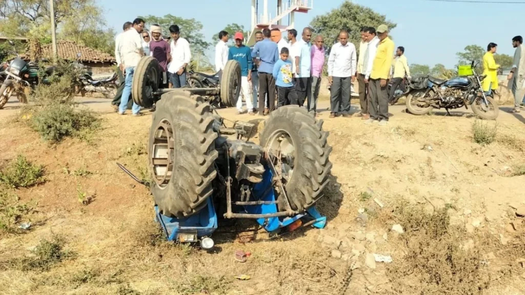 ट्रैक्टर से घूमने निकले थे चार दोस्त, बैलेंस बिगड़कर पलटा; तीन की मौत, एक घायल