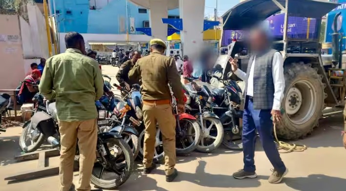 महाकुंभ के बाइकर्स गैंग पर पुलिस का शिकंजा, श्रद्धालुओं से वसूल रहे थे अधिक किराया