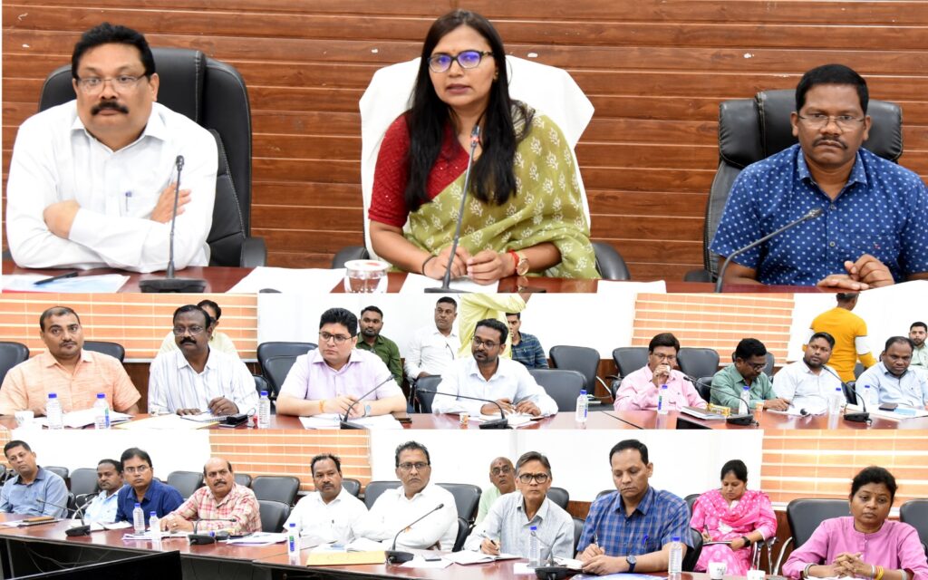 कलेक्टर ने मतदान केन्द्रों में पेयजल, छांव, लाईट, फर्नीचर सहित अन्य बुनियादी आवश्यक व्यवस्था सुनिश्चित करने के दिए निर्देश