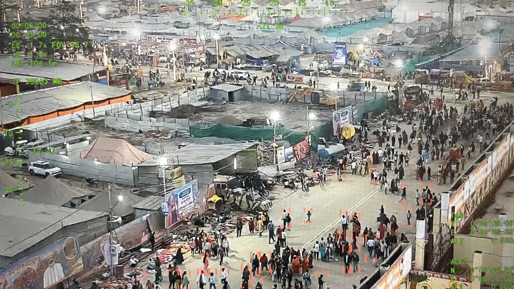 सुरक्षा व्यवस्था चाक-चौबंद, लाखों श्रद्धालुओं ने संगम में लगाई डुबकी, भगवान सूर्य को दिया अर्ध्य, किया दीपदान