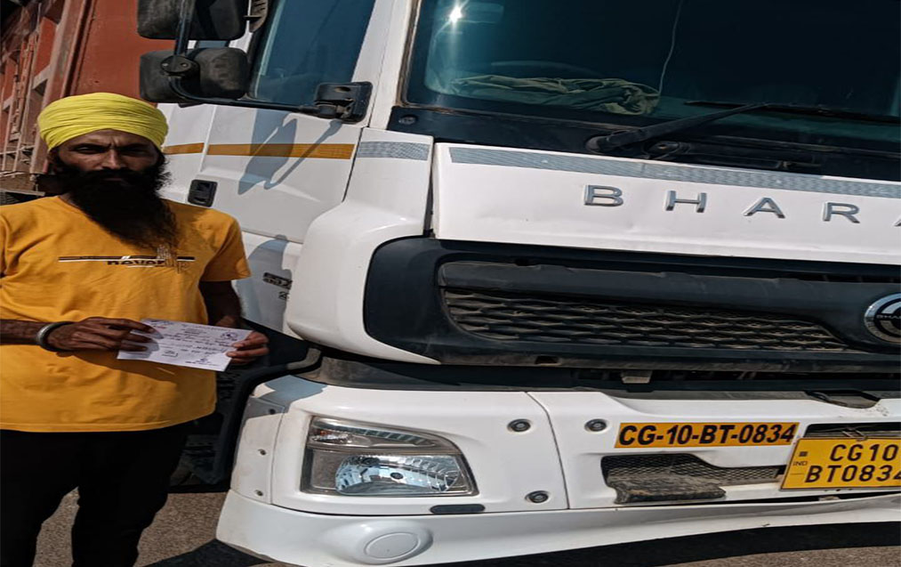 यातायात पुलिस दुर्ग द्वारा 08 भारी वाहनो पर कार्यवाही करते हुए 18 हजार रूपये समन शुल्क वसूल किया गया