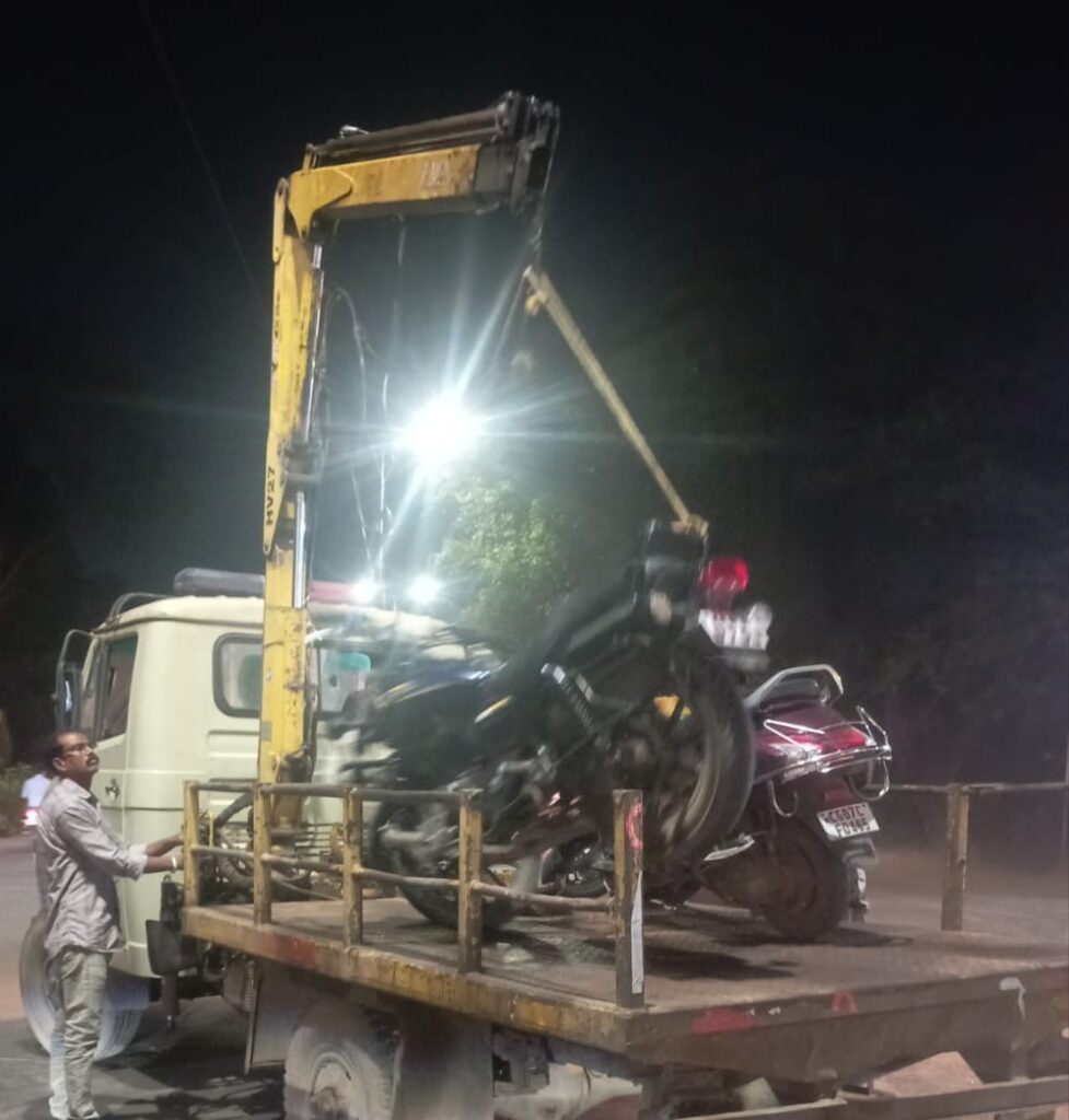 नो पार्किग में खडे वाहनो पर यातायात पुलिस द्वारा की गई कार्यवाही