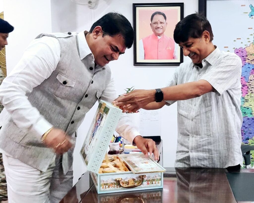 छत्तीसगढ़ पुलिस महानिदेशक को बाबा की बारात का आमंत्रण…दया सिंह ने भेंट कर दिया न्यौता