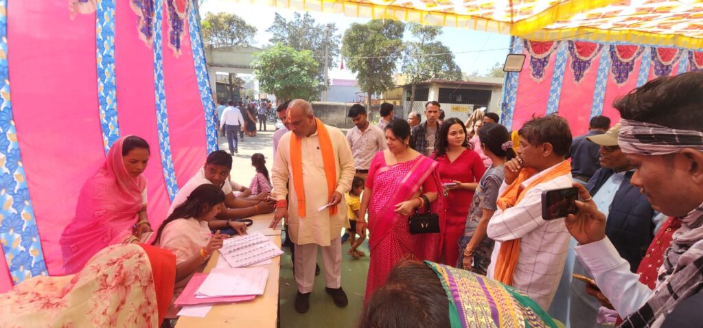 दुर्ग ग्रामीण विधायक ललित चंद्राकर ने कोलिहापुरी मतदान केन्द्र में सह परिवार किया मतदान