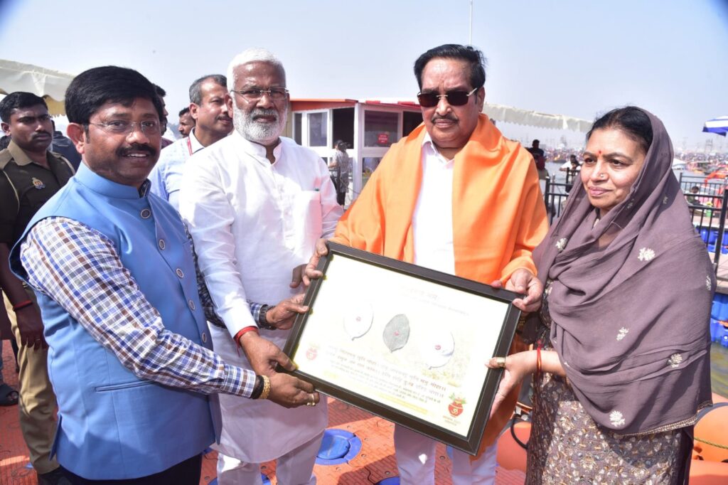 महाकुंभ  में केंद्रीय जल शक्ति मंत्री सी. आर. पाटिल का संगम स्नान