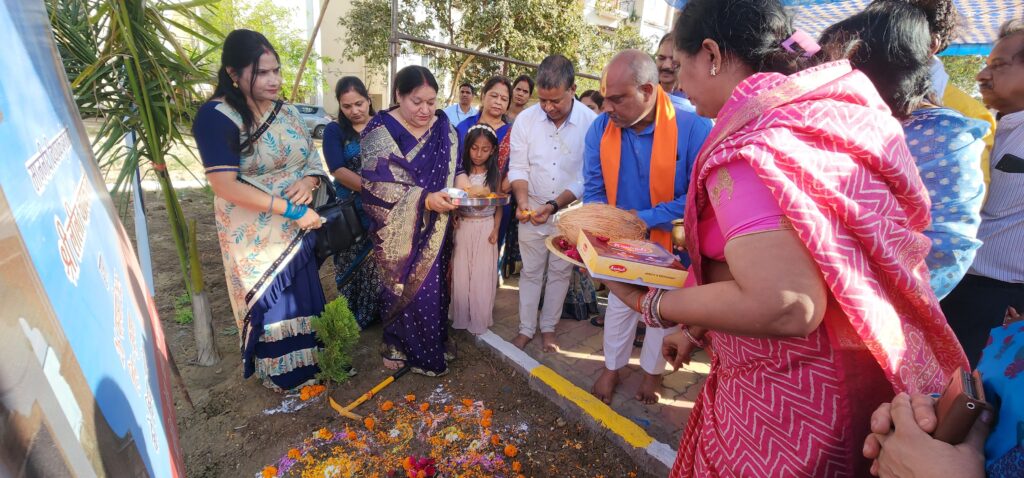 दुर्ग ग्रामीण विधायक ललित चंद्राकर ने महा शिवरात्रि के पवन पर्व पर भगवान भोलेनाथ की पूजा अर्चना कर प्रदेश वासियों की खुशहाली की कामना किया