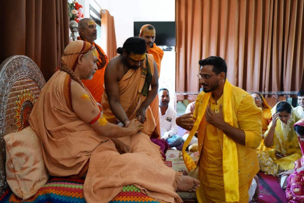 जगद्गुरु शंकराचार्य स्वामी श्रीः अविमुक्तेश्वरानन्द सरस्वती महाराज से सह परिवार मिले विधायक देवेंद्र यादव, प्राप्त किए आशीर्वाद