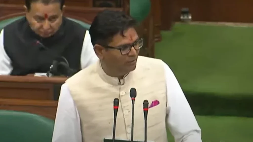 छत्तीसगढ़ में एक रुपये सस्ता मिलेगा पेट्रोल, कर्मचारियों का डीए 53 प्रतिशत किया… पढ़ें बजट भाषण की बड़ी बात