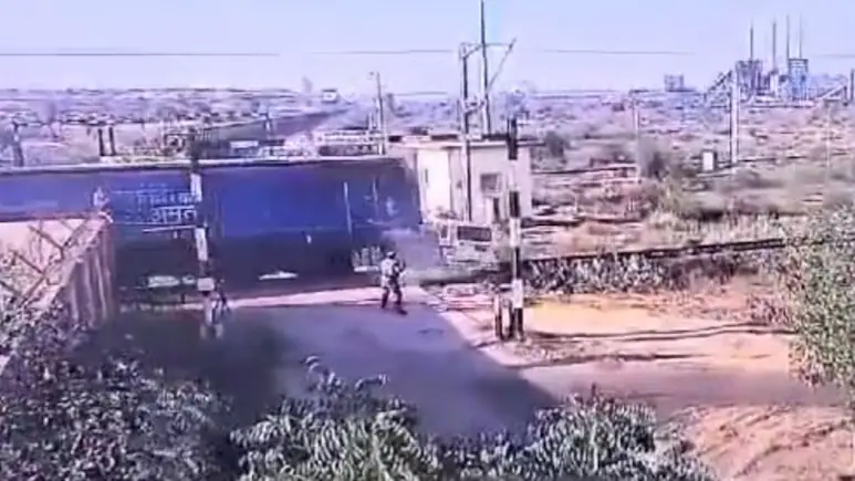 पटरी पर दौड़ती ट्रेन ने SUV को बुरी तरह रौंद डाला, राजस्थान का ये वीडियो दिल दहला देगा