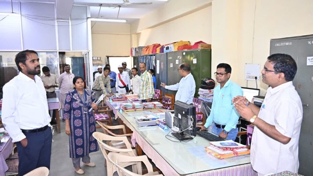 कुर्सी संभालते ही धमतरी कलेक्टर का एक्शन, नदारद सहायक खनिज अधिकारी का रोक दिया वेतन