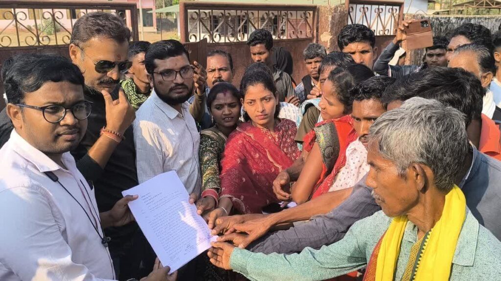 सरेंडर करने वाले नक्सली के खिलाफ सड़क पर उतरे ग्रामीण, तहसीलदार को ज्ञापन