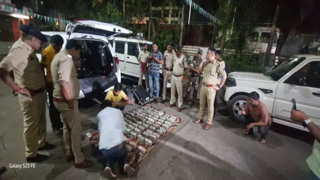 रायपुर में पुलिस देर रात चैकिंग के दौरान कार से पकड़े गए करोड़ों रुपए नगद