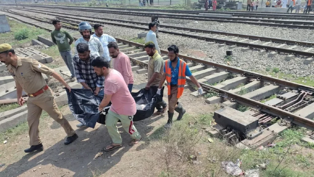 झगड़े के बाद जान देने के लिए रेलवे ट्रैक पहुंचा पति, बच्चे के साथ बचाने पहुंची पत्नी… तभी हो गया दर्दनाक हादसा