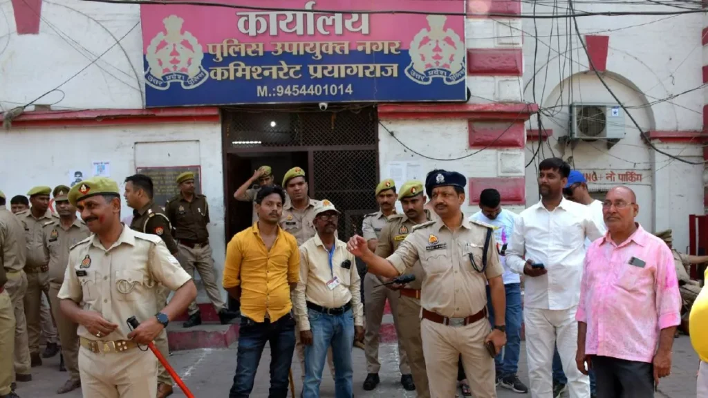 प्रयागराज में होलिका दहन के बवाल में मुकदमा, ACP ने चार पुलिसकर्मियों को किया लाइन हाजिर