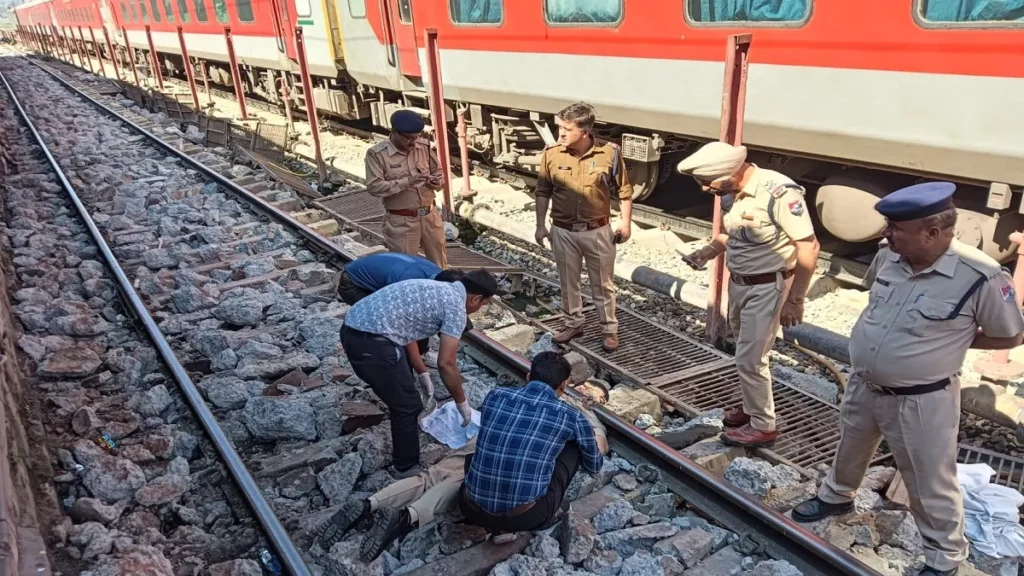 RPF सिपाही की संदिग्ध परिस्थितियों में ट्रेन से कटकर मौत, गर्दन धड़ से अलग देख सहम गए रेल यात्री