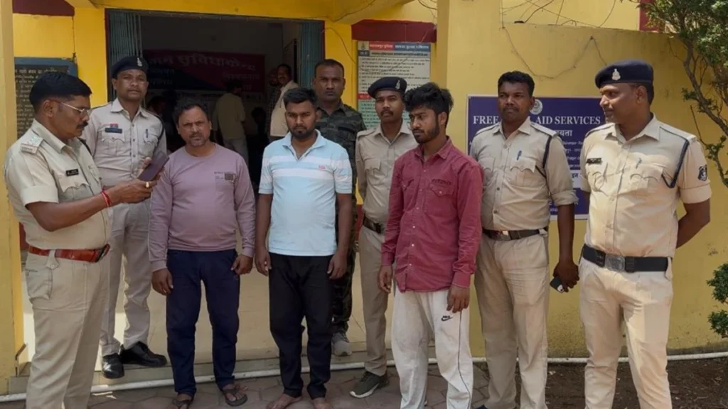 बेटे के दुष्कर्म प्रकरण में फंसने की धमकी देकर पिता से साइबर ठगी करने वाले तीन आरोपित बरेली से गिरफ्तार