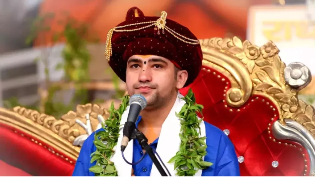 बागेश्वर धाम दरबार में लगी दारोगा की अर्जी, ड्यूटी छोड़ दर्शन को पहुंचे; SP City बोले- ‘उसे स्टेज से उतारो वरना…’