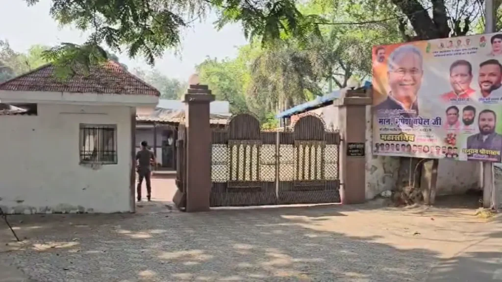 भूपेश बघेल के घर ED की रेड, शराब घोटाले पर एक्शन; बेटे से पूछताछ जारी