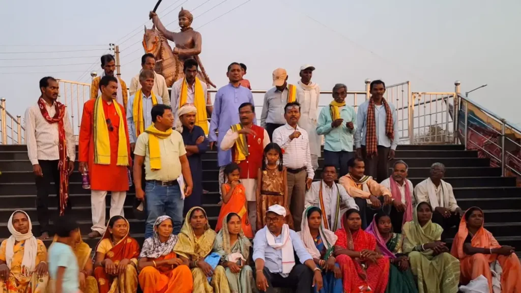 आदिवासियों की जमीन खरीदने का आरोप : नाम ट्रांसफर कराने की कोशिश पर खुला मामला तो समाज हुआ आंदोलित