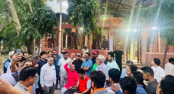 मयूर विहार में 3 मंदिरों को तोड़ने पहुंचा DDA का बुलडोजर, आक्रोशित पुजारी बोले- ‘संभल में मस्जिद…’