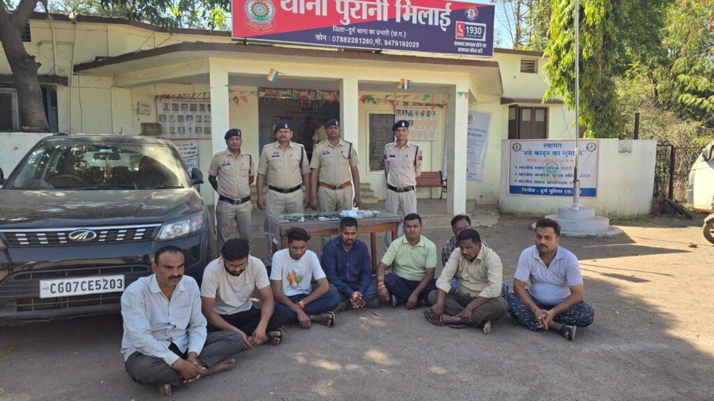 पुरानी भिलाई क्षेत्र में बाहर से आकर अवैध रूप से जुंआ खेल रहे लोगो के उपर की गई कार्यवाही, 221000 रू, मोबाईल फोन एवं एक वाहन को किया गया जप्त
