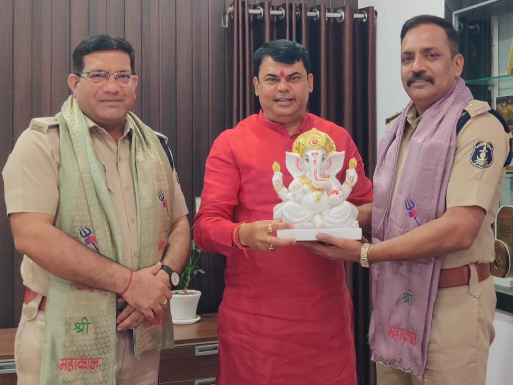 बाबा की बारात में सुरक्षा का जिम्मा संभालने वाले पुलिस अधिकारियों का बोल बम समिति ने माना आभार, दया सिंह ने भेंट किया श्रीगणेश की प्रतिमा