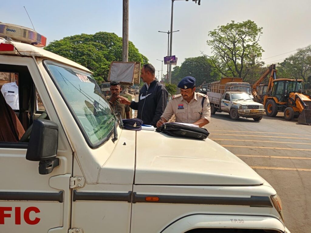 बोरिया गेट मार्ग में बाधा उत्पन्न करने वाले भारी वाहनो पर की गई कार्यवाही