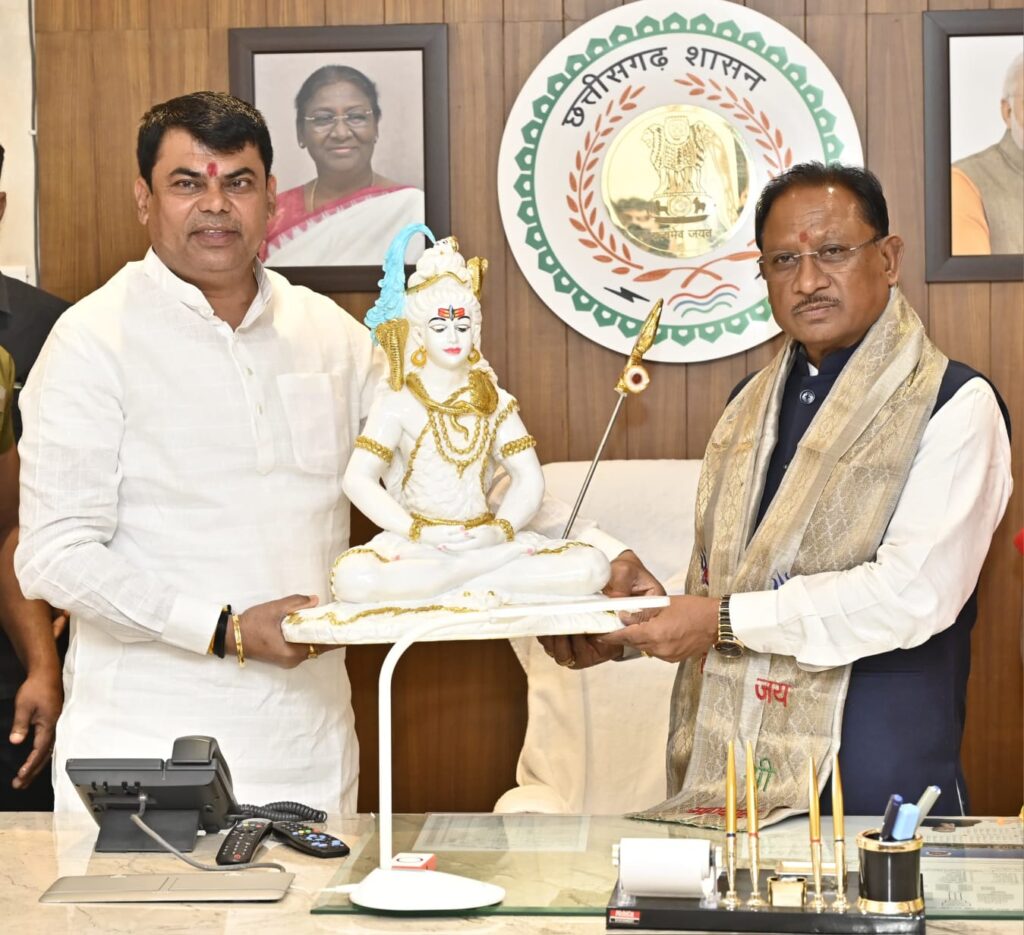 यशस्वी मुख्यमंत्री श्री विष्णु देव साय जी से भेंट कर महाकाल का अंगोछा एवं भगवान महादेव की प्रतिमा अर्पित कर सौजन्य मुलाकात किया