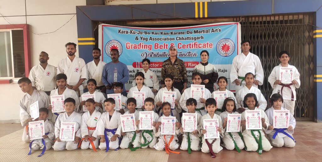 हाउसिंग बोर्ड स्पोर्ट्स कंपलेक्स में आयोजित फुल कॉन्टैक्ट कराते कारा कु जु बो काई कान की ग्रेडिंग परीक्षा का आयोजन