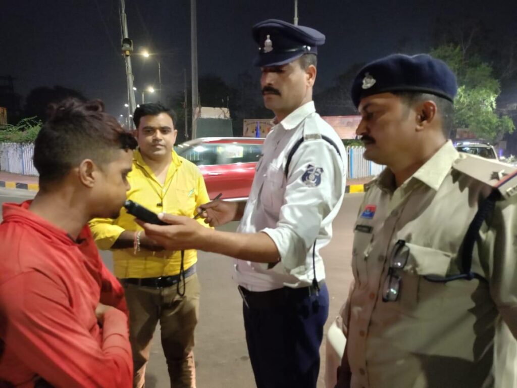 04 दिन में 68 शराबी वाहन चालको पर एवं 762 बिना हेलमेट, 12 मॉल वाहक में सवारी ले जाते वाहन चालकों पर कार्यवाही