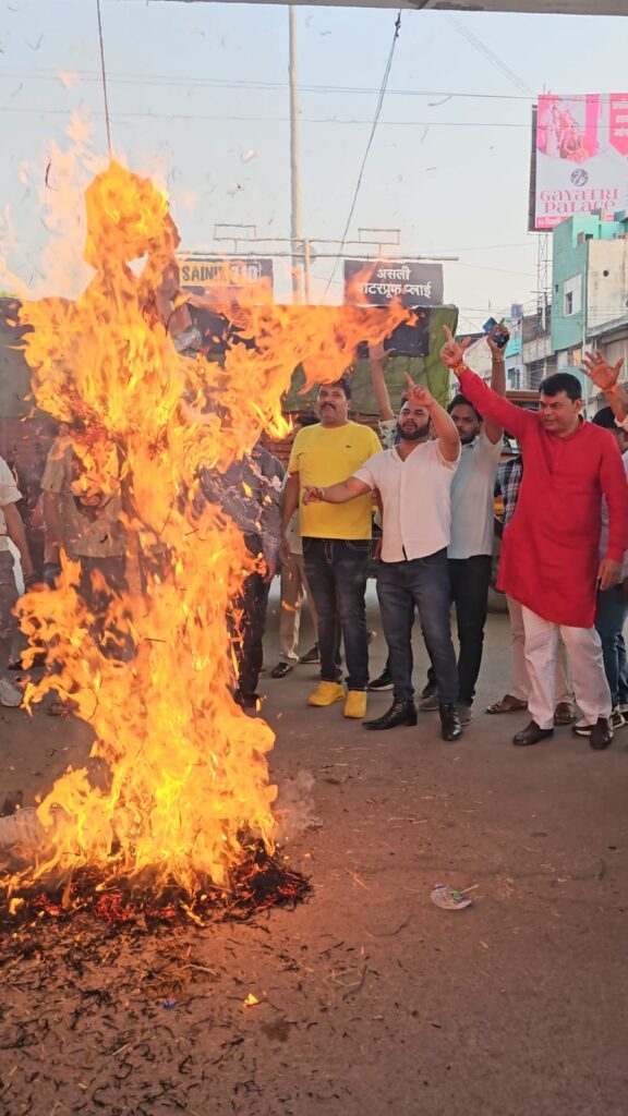 स पा के राज्यसभा सांसद राम लाल जी सुमन ने सासद मे वीर राणा सांगा को गद्दार कहे कहने पर आज सर्व छत्रिय राजपूत सभा द्वारा सुपेला चौक मे राम लाल जी सुमन के पुतला को चप्पल जूते से मारकर फाँसी लगाया गया पश्चात पुतला दहन किया गया