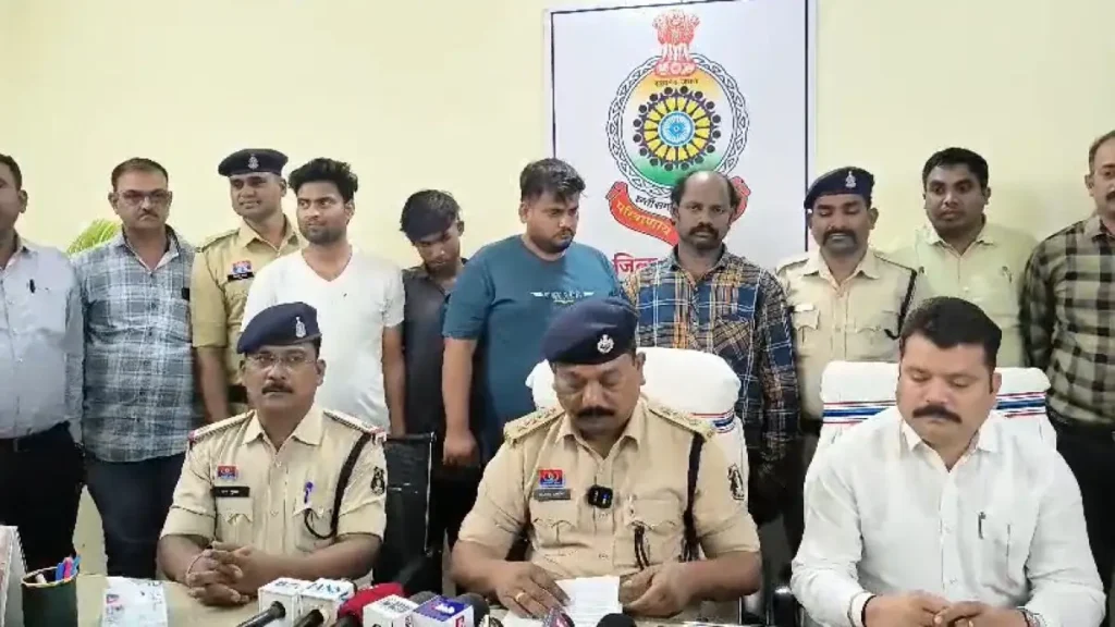 तहसीलदार से लूटपाट करने वाले 4 बदमाश पकड़ाए : रास्ता पूछने के बहाने ऑटो में बिठाया और चाकू की नोक पर लूटे 6 हजार